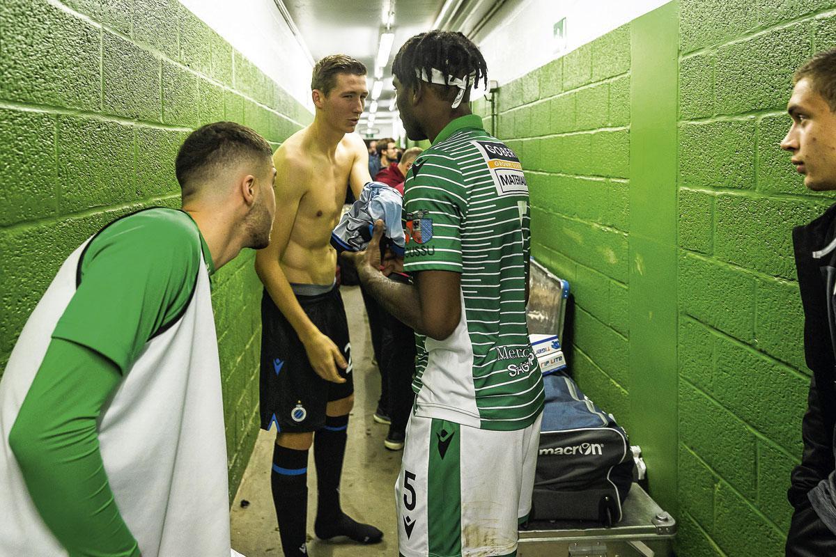 Hans Vanaken échange son maillot avec un joueur des Francs Borains à l'issue des seizièmes de finale en 2019.