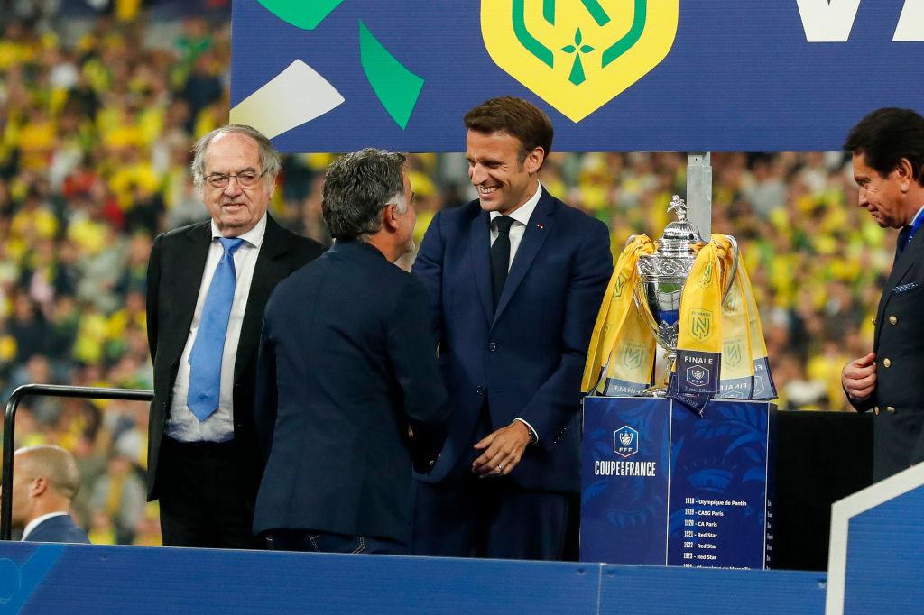 Christophe Galtier serre la main du président français Emmanuel Macron après l'échec niçois en finale de la Coupe de France. Le chef de l'Etat espérait Zidane à la tête du PSG, mais ce sera peut-être un Marseillais (le club préféré de Macron) qui mènera Paris aux sommets européens.