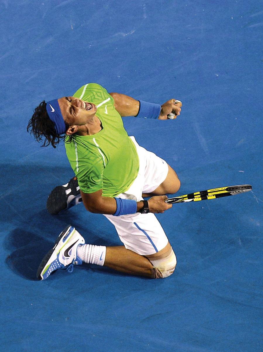 Rafael Nadal exulte après avoir remporté un set face à Novak Djokovic à Melbourne en