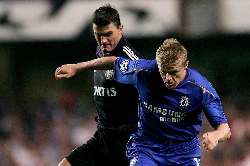 Michal Zewlakow (à gauche) en duel avec Damian Duff de Chelsea lors d'un match de Ligue des Champions sous les couleurs d'Anderlecht. 