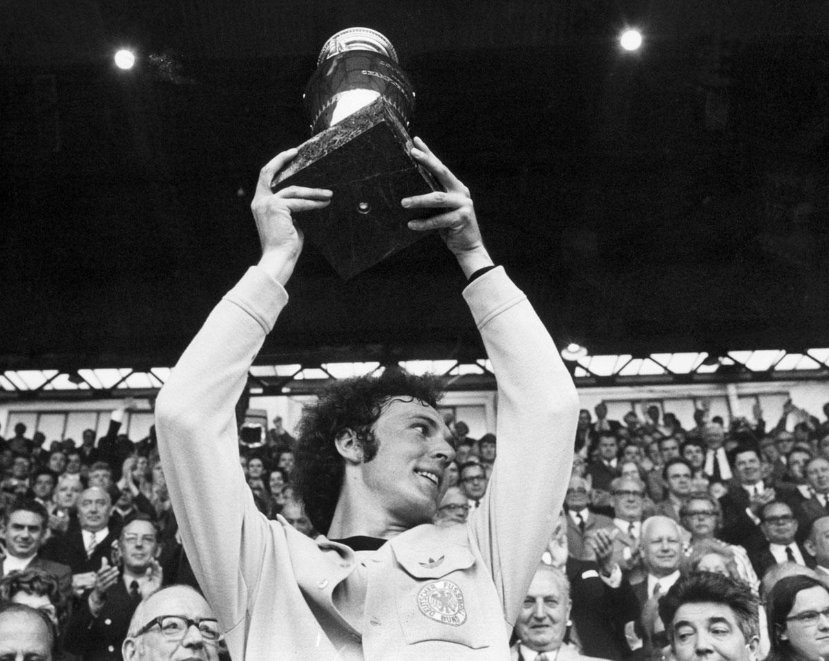 Franz Beckenbauer soulève le trophée de l'EURO 1972, son premier avec la sélection nationale.