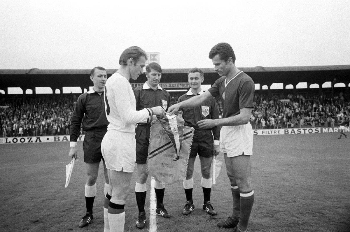 Échange de fanions entre Paul Van Himst, le capitaine belge, et Miklós Páncsics, son homologue hongrois, avant la petite finale.