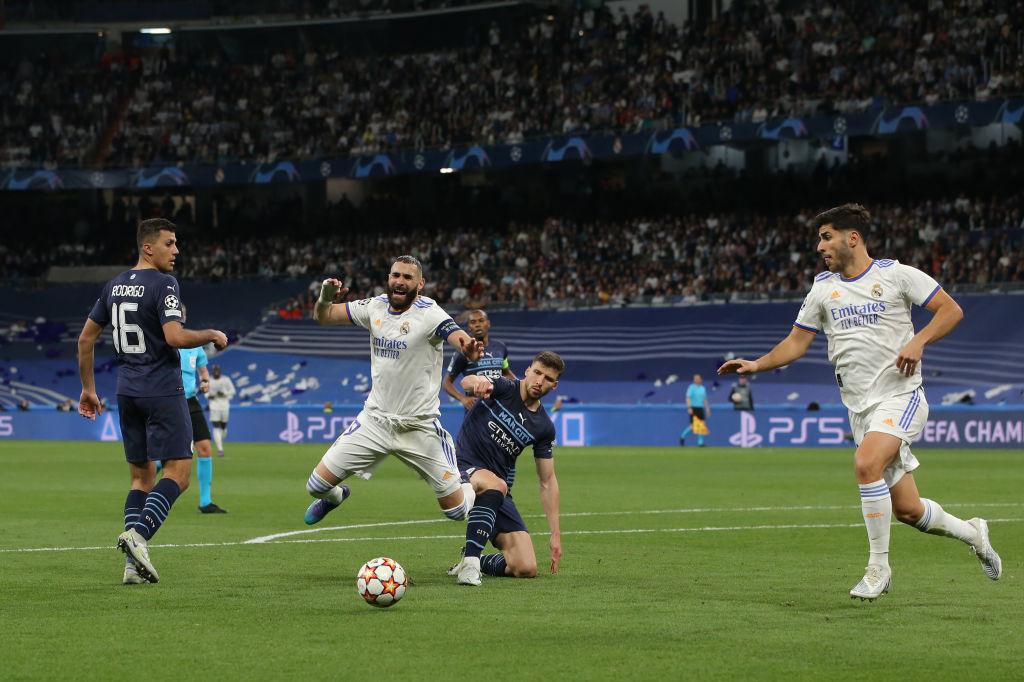 Ruben Dias accroche Karim Benzema dans la surface. Le Français se fera justice et offrira la qualification au Real Madrid.