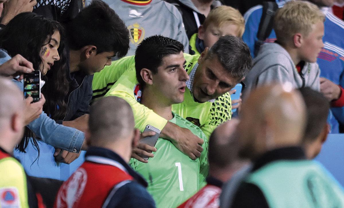 Thibaut calmé par son père après l'amère défaite face au Pays de Galles en quart de finale de l'EURO 2016.