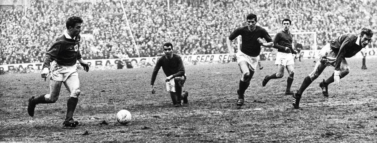 Jan Mulder (au ballon) et Paul Van Himst (à droite) en action contre Waregem, en 1967.