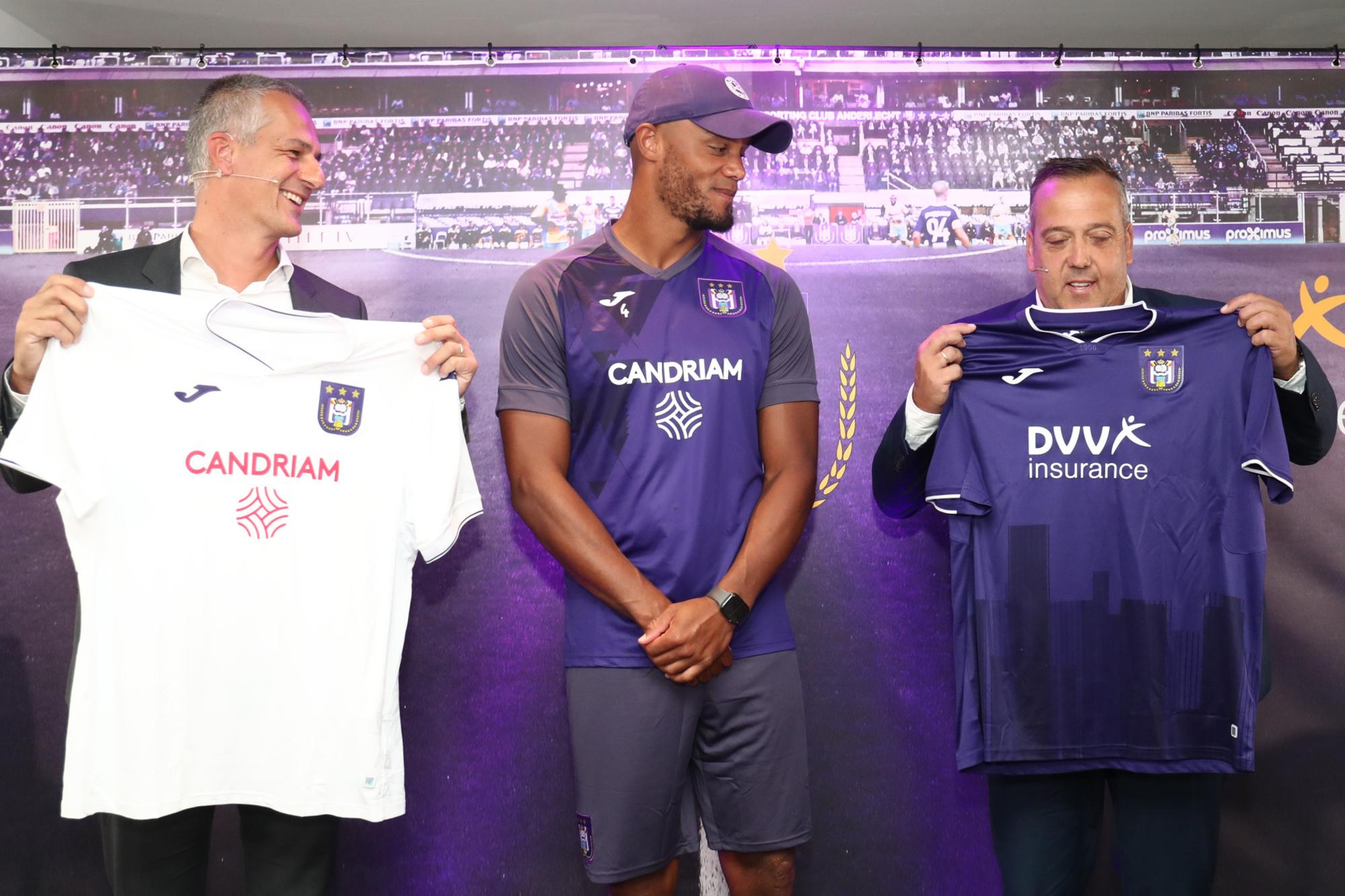 Anderlecht présente ses nouveaux maillots: il y aura deux sponsors différents