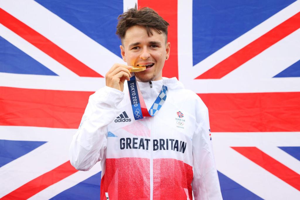 A 21 ans, le Britannique Tom Pidcock gagne l'or olympique en VTT alors qu'il s'était cassé la clavicule il ya deux mois.