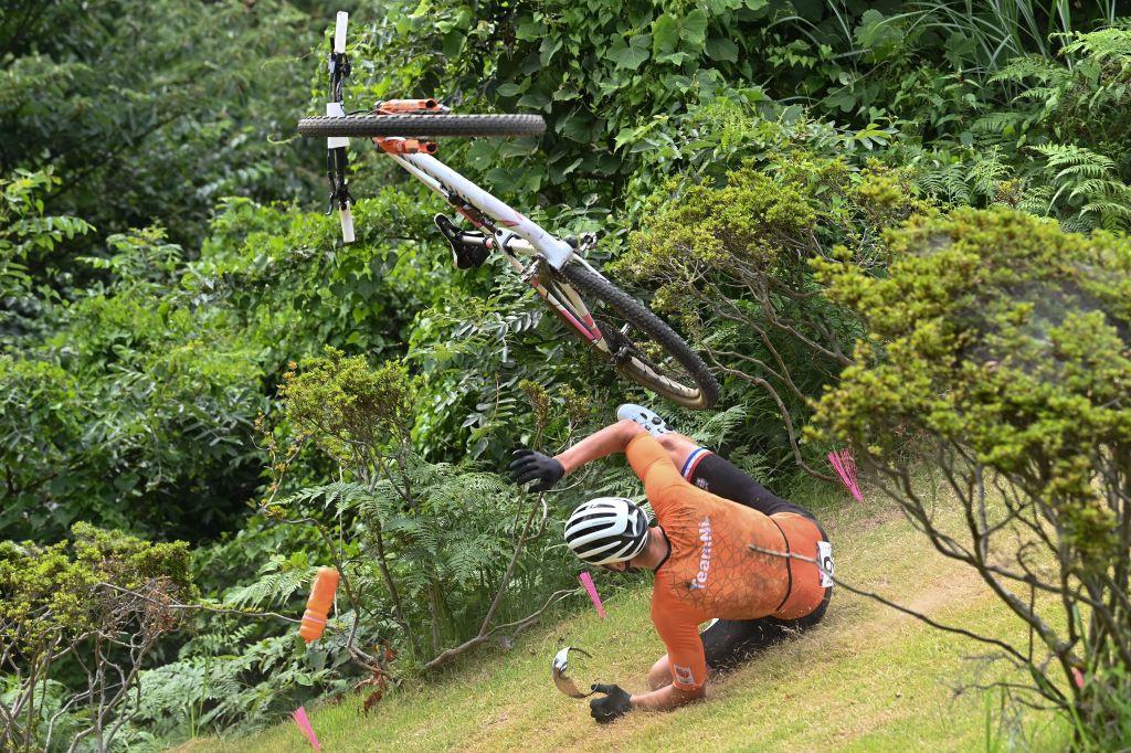 Favori de l'épreuve, Mathieu van der Poel a chuté lors du premier tour en pensant qu'une planche se trouvait entre deux obstacles.