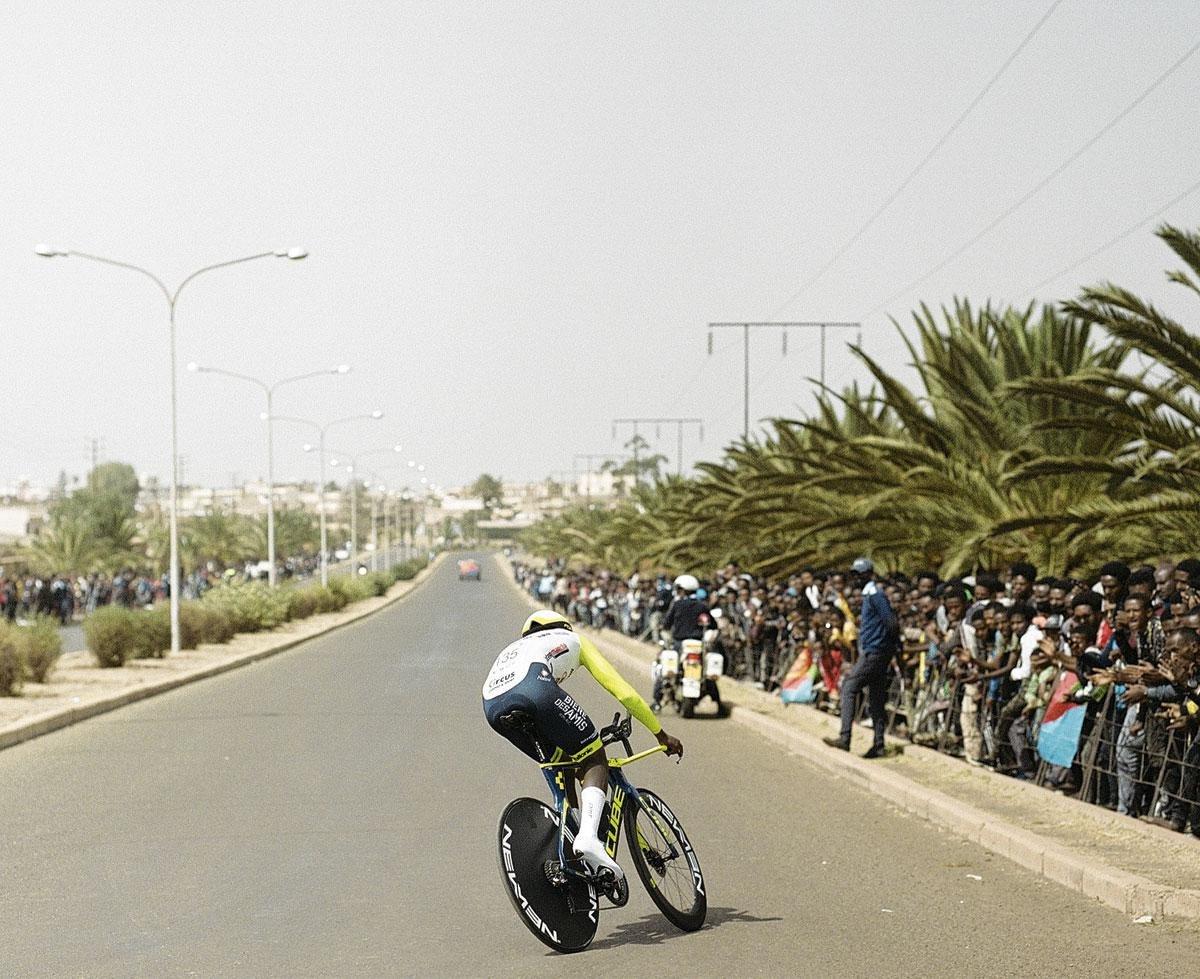La foule est présente en masse pour acclamer son héros lors du contre-la-montre national à Asmara.