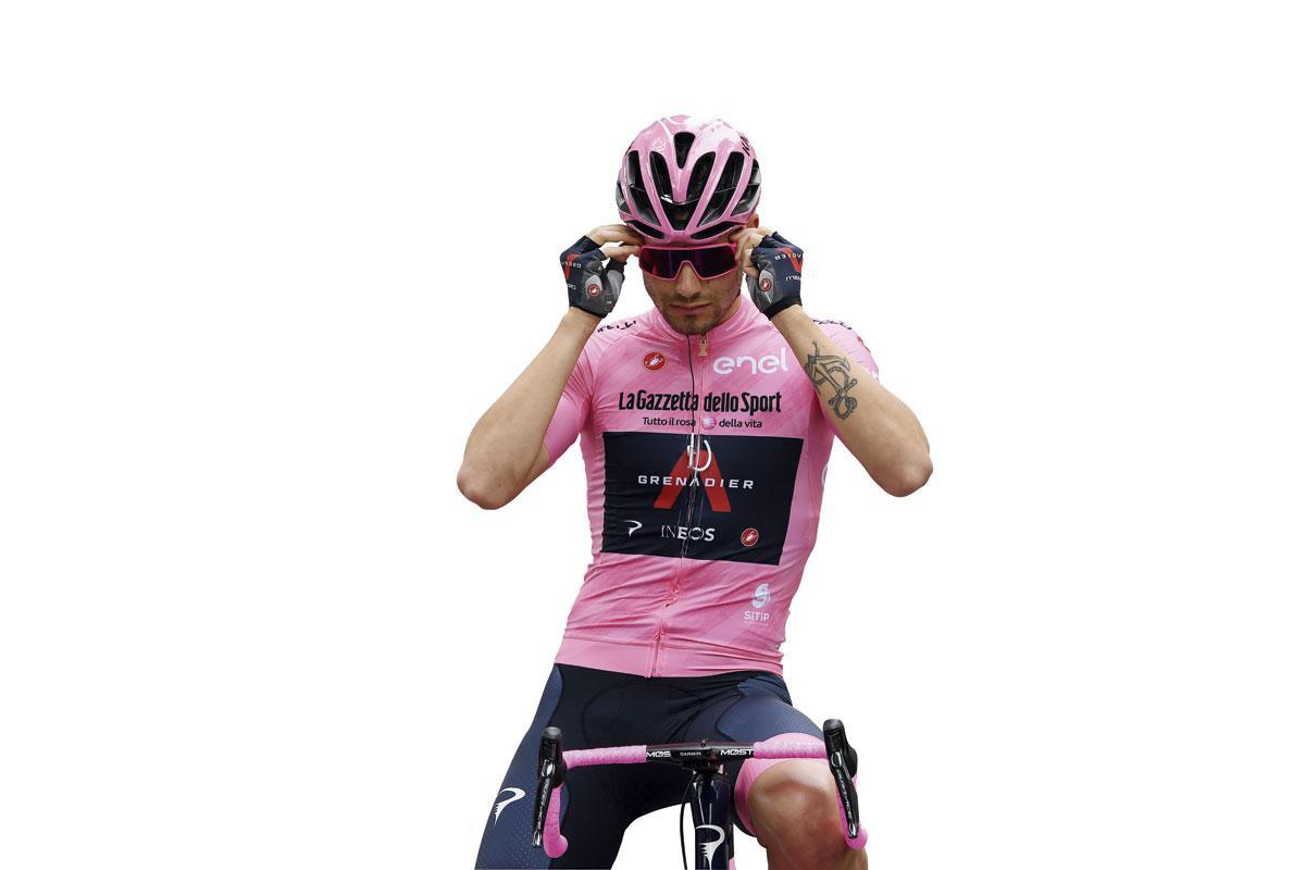 Avec le maillot rose de leader du Giro après sa victoire dans le prologue de 2021.