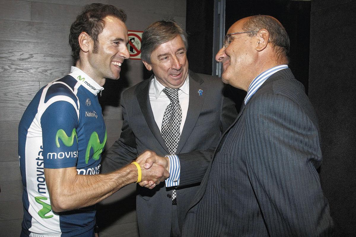Alejandro Valverde, en compagnie de son directeur sportif de toujours Eusebio Unzué, serre la pince à Luis Abril, l'un des dirigeants de Movistar en 2012.