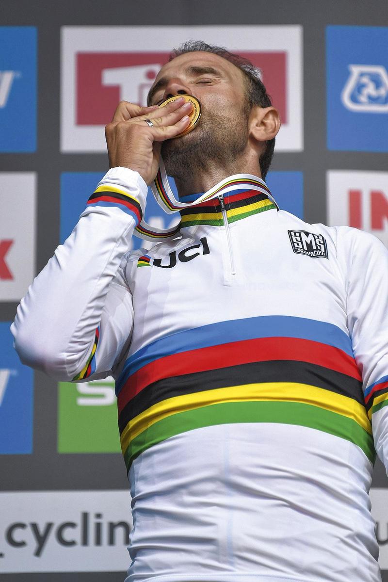 En 2018, Alejandro Valverde savoure sa médaille d'or: il vient d'être sacré champion du monde.