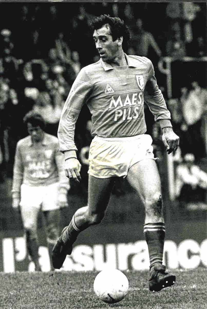 Le Standard, ici avec Walter Meeuws, a disputé la saison 1982-83 avec Maes Pils sur la poitrine.