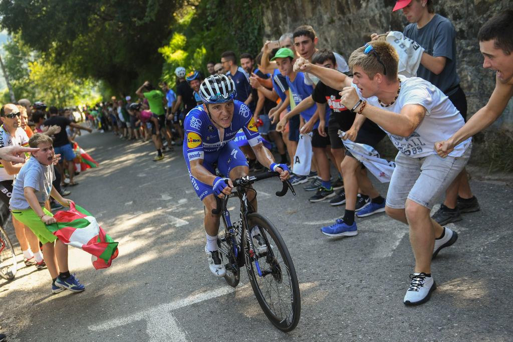 Evenepoel dans la dernière difficulté de la Clasica San Sebastian, lors de sa victoire en 2019.