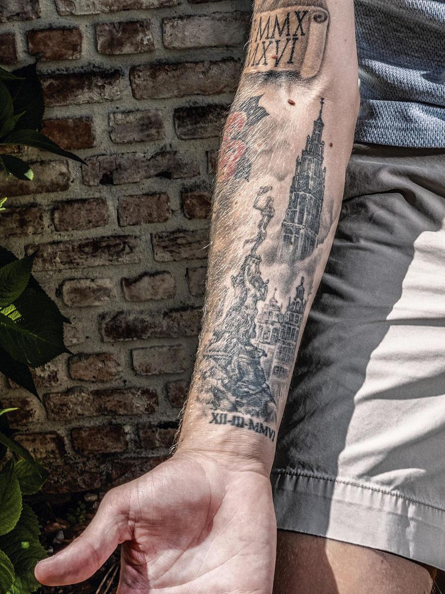 Ritchie De Laet expose ses tatouages dont certains représentent des symboles de la ville d'Anvers.