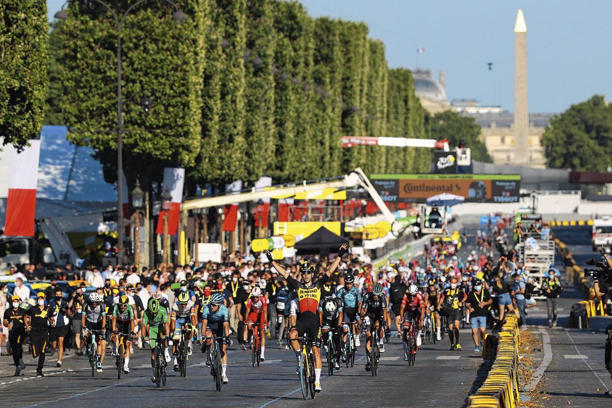 Wout van Aert lève les bras sur les Champs-Élysées pour son troisième succès d'étape en 2021.