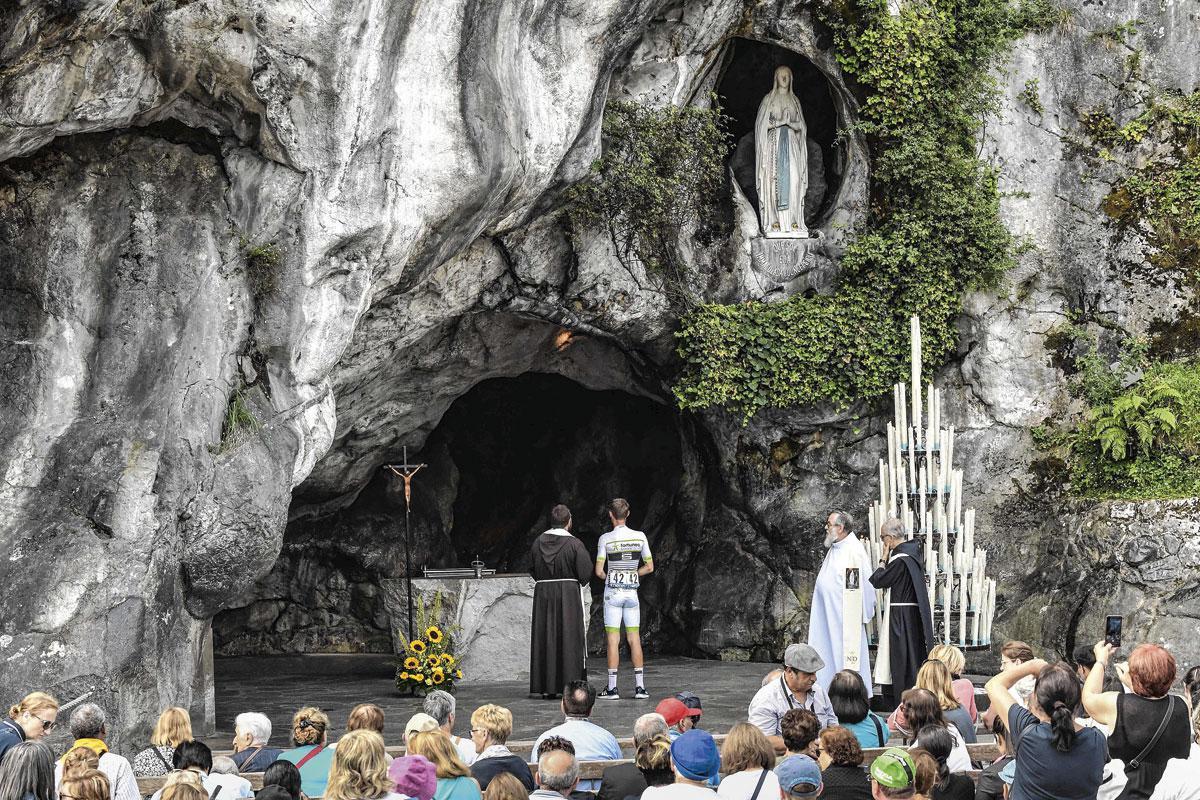En 2018 déjà, une étape s'était élancée de Lourdes. De nombreux coureurs avaient fait un détour par sa célèbre grotte.