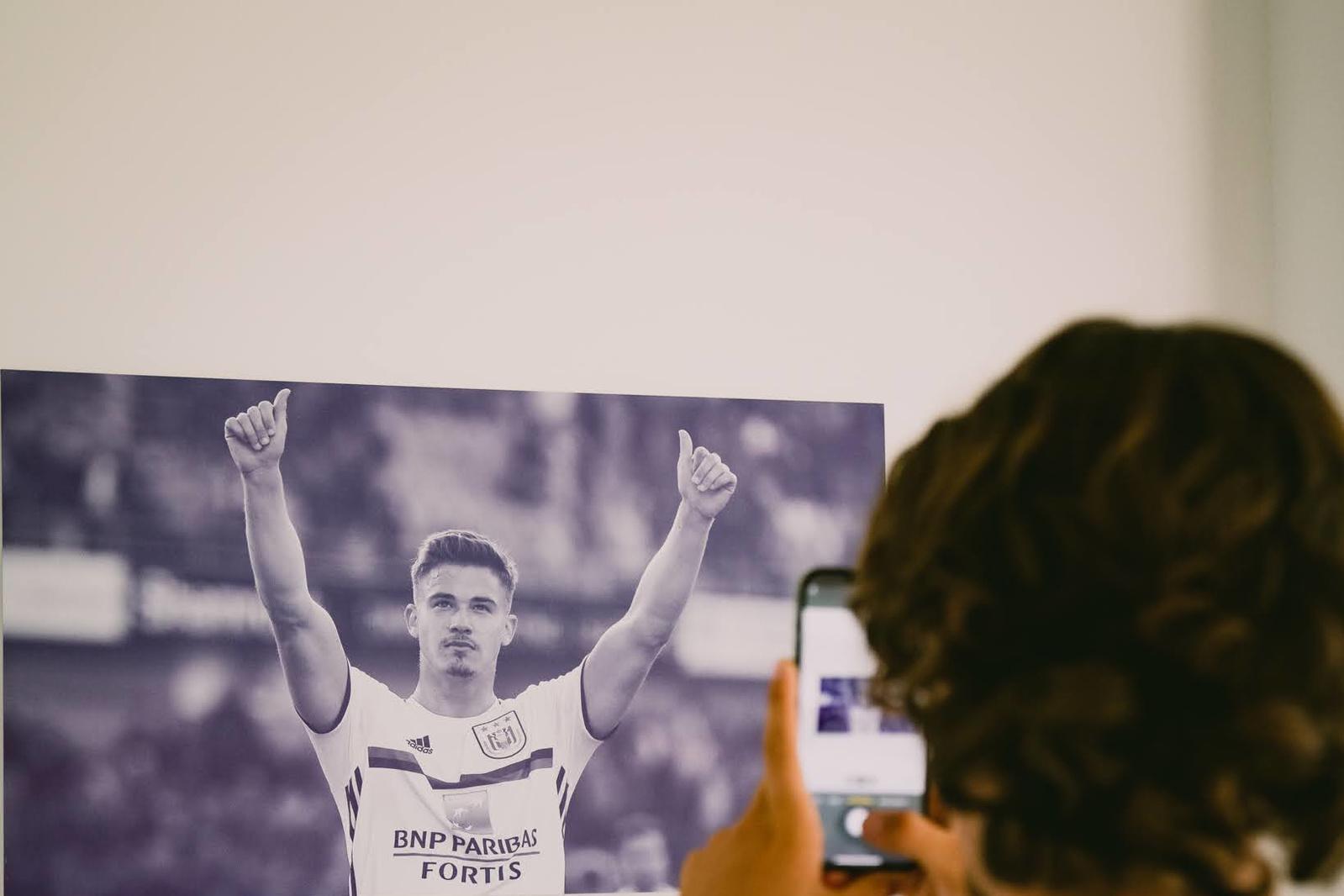 Fabio Silva prend une photo de son coéquipier chez les Wolves, Leander Dendoncker. Ce dernier est l'un des symboles de la formation anderlechtoise.