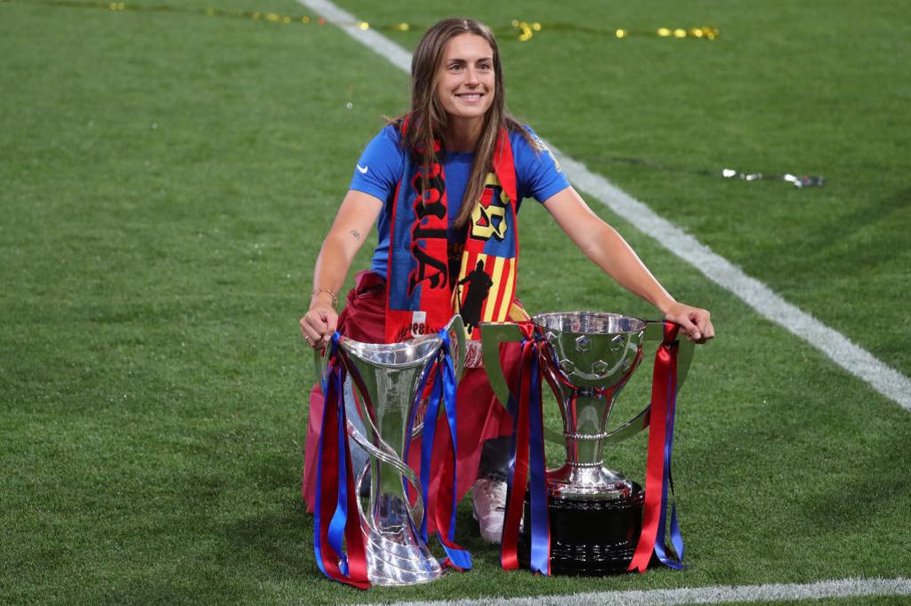En 2021, Alexia Putellas s'est offert un triplé avec le FC Barcelone. Ici, elle pose avec les trophées de la Liga Iberdorola et de la Ligue des Champions.
