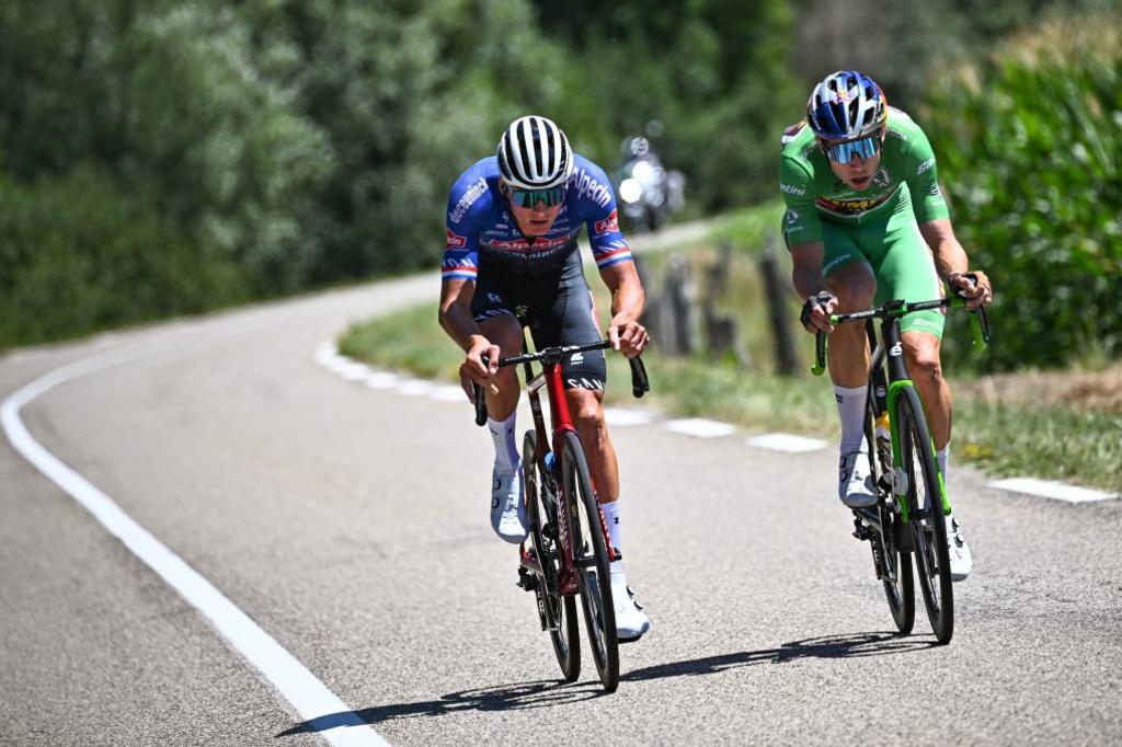 Dès le kilomètre 0, les deux spécialistes du cyclo-cross Mathieu van der Poel et Wout Van Aert sont partis à l'offensive. Pour le Néerlandais, il s'agissait d'un baroud d'honneur avant son abandon.