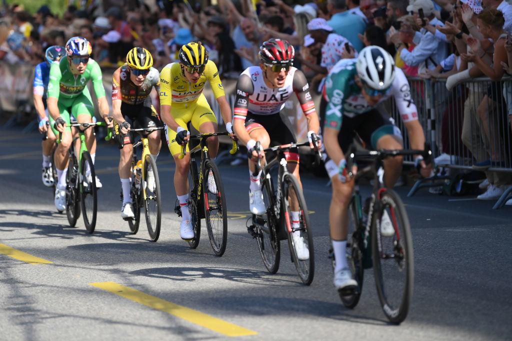 Wout Van Aert pense que Jonas Vingegaard (ici entre lui et Pogacar) a encore son mot à dire pour la victoire finale.