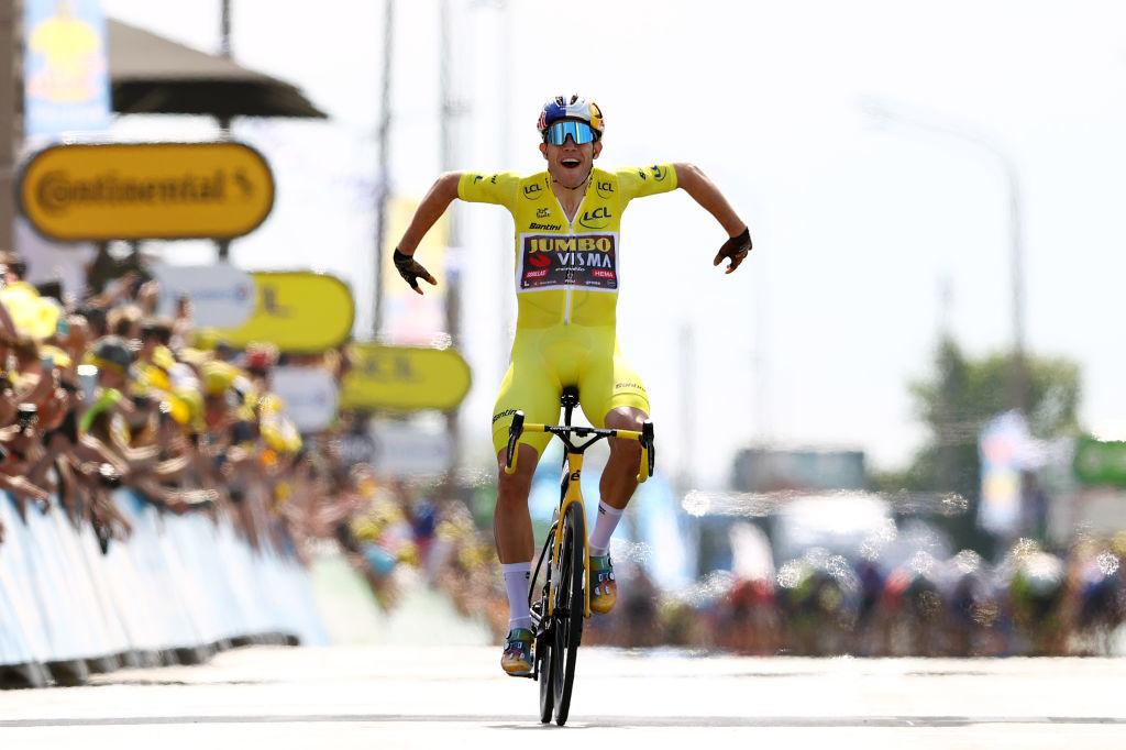 Wout Van Aert lors de sa victoire d'étape à Calais dans le maillot jaune.