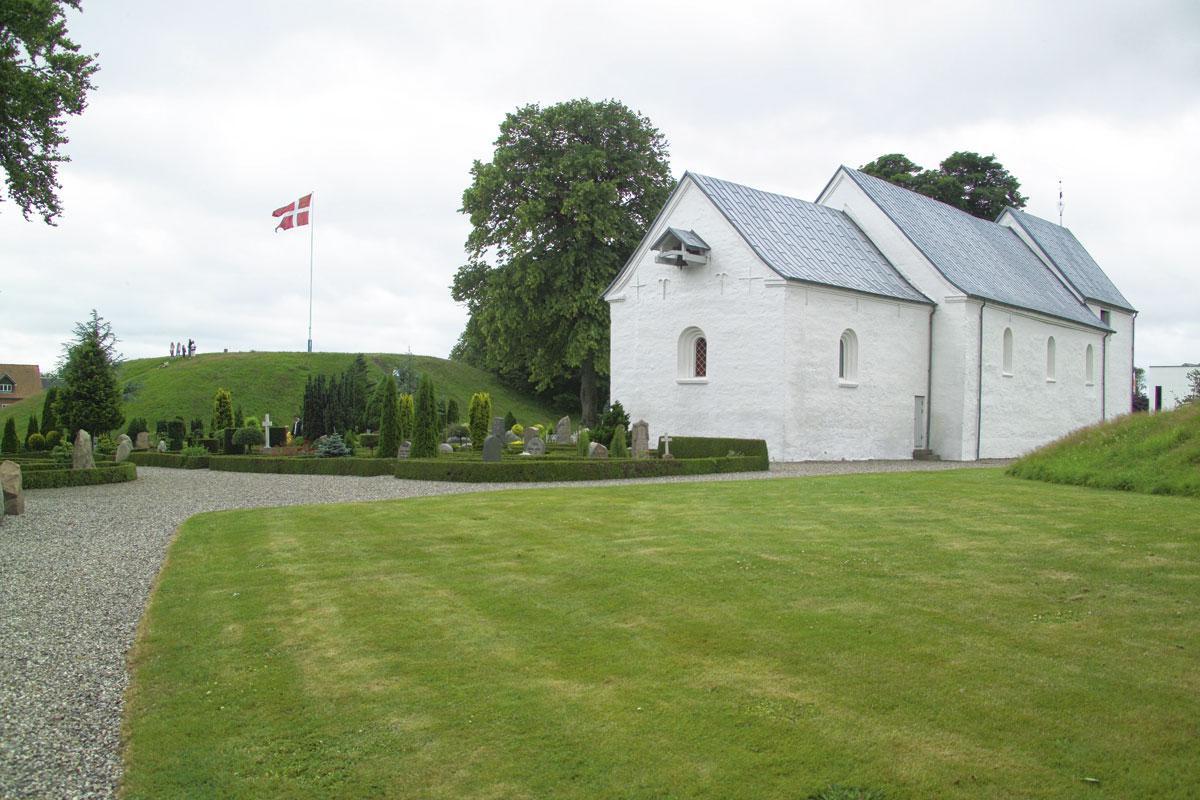 L'église de Jelling et l'un des tumulus de l'ère viking.
