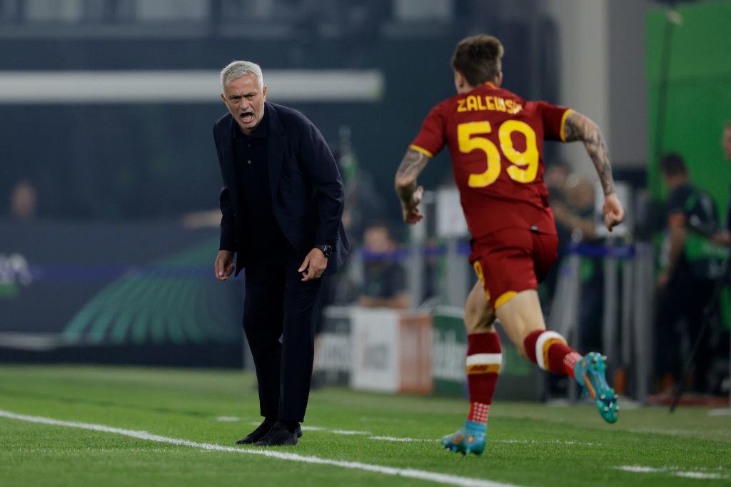 José Mourinho est devenu comme un second père pour Nicola Zalewski qui a perdu le sien en septembre dernier. Pourtant une vidéo où le Polonais se moque du coach portugais aurait pu lui coûter des points.