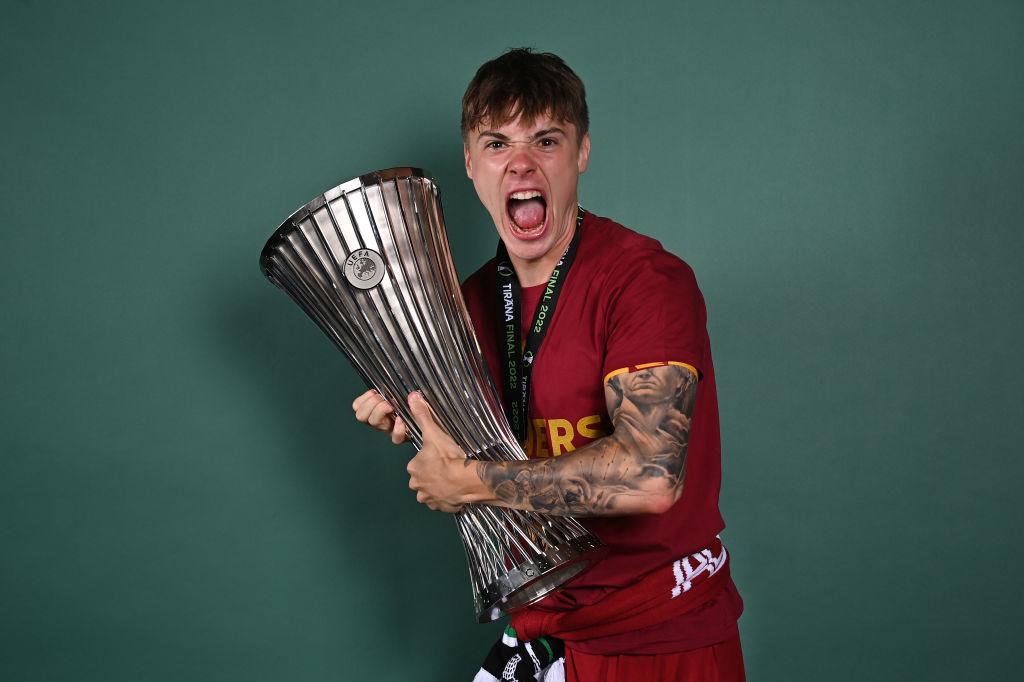 Nicola Zalewski a remporté sa première Coupe d'Europe avec la Roma.