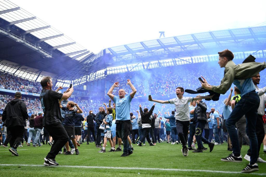 Les supporters de Manchester City ont envahi la pelouse au coup de sifflet final pour célébrer ce 8e titre de champion d'Angleterre.