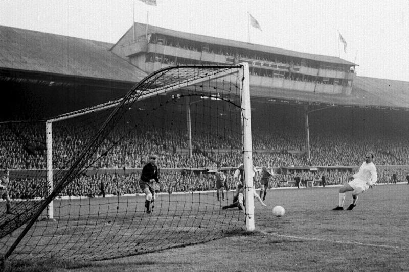 Malgré le soutien de ses nouveaux amis écossais, l'Eintracht Francfort subira la loi du Real Madrid en finale de cette C1 de 1960. Ici, Alfredo Di Stefano marque l'un de ses trois buts.