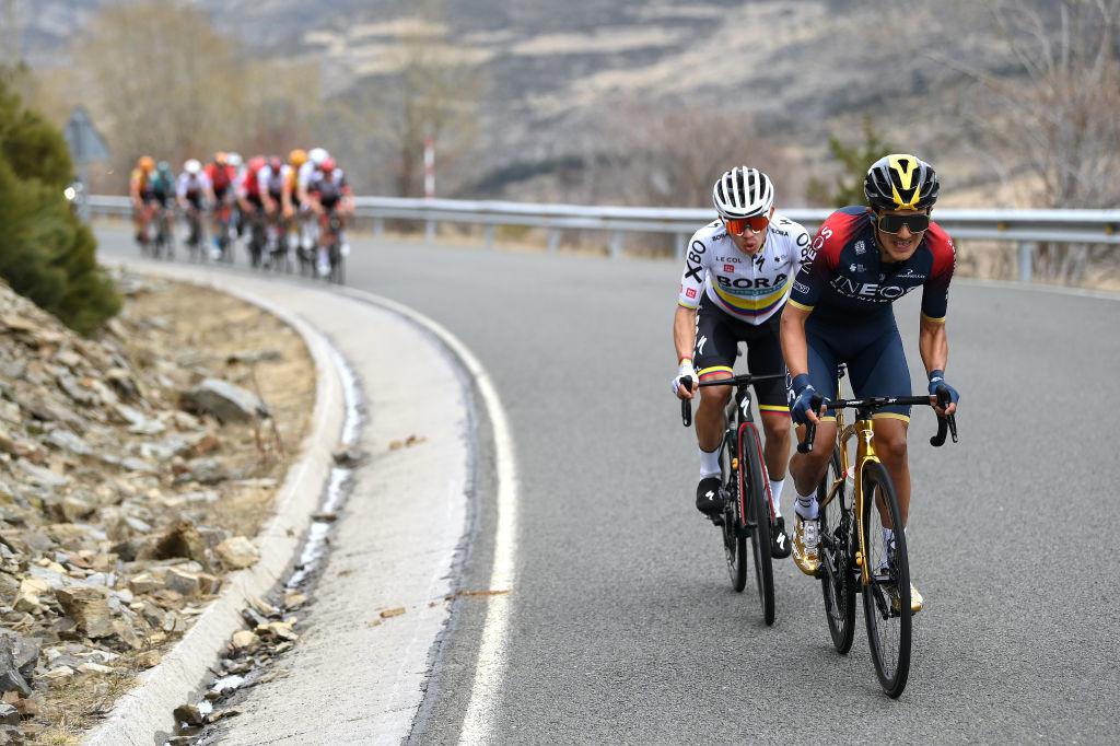 Richard Carapaz, ici en compagnie de Sergio Higuita, s'est rassuré sur le Tour de Catalogne pour arriver en Italie avec la confiance nécessaire pour la quête d'un deuxième Giro.