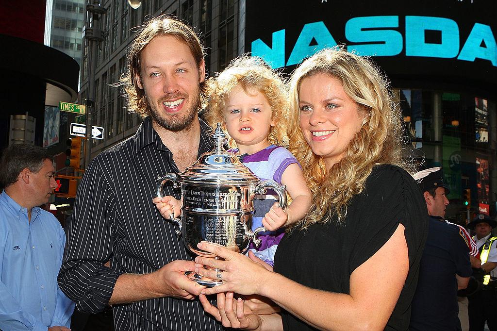 Kim Clijsters lors de son retour en 2009 avec une victoire à l'US Open. Elle célèbre ce titre en compagnie de Brian Lynch, son mari et de sa fille Jada dont elle va suivre la carrière dans le basket-ball.