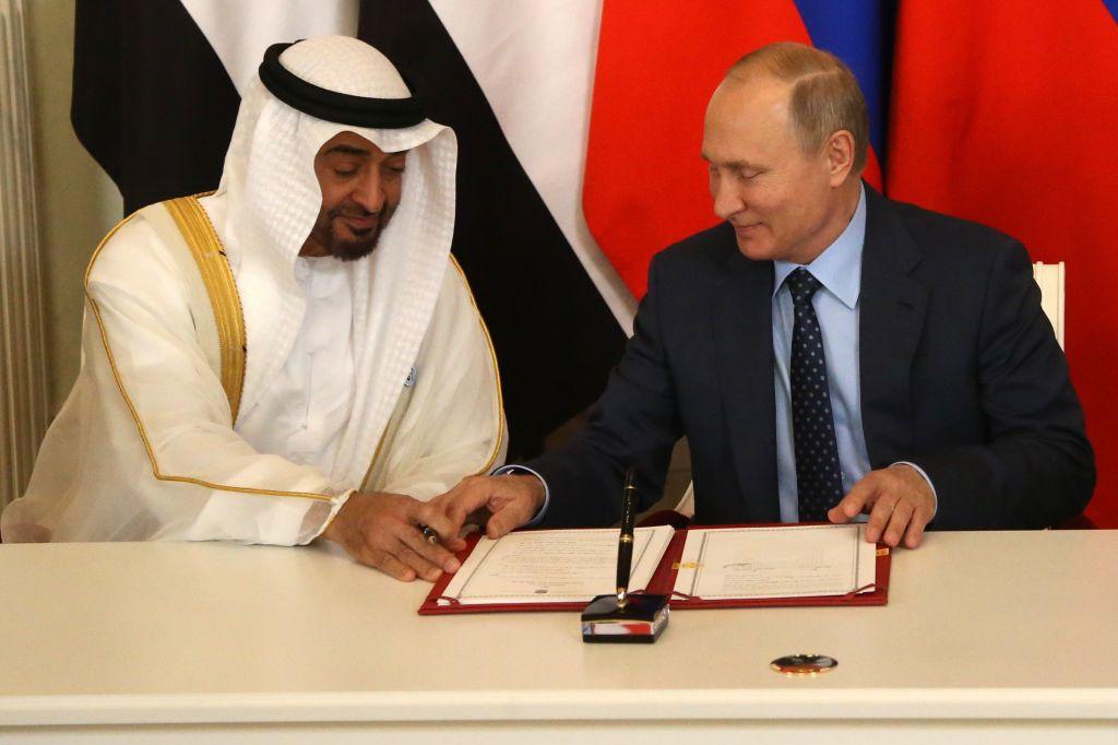 Le président russe Vladimir Poutine en compagnie du prince héritier d'Abou Dhabi Cheikh Mohammed bin Zayed bin Sultan Al-Nahyan lors de leur rencontre au Kremlin, à Moscou, en Russie, le 1er juin 2018.