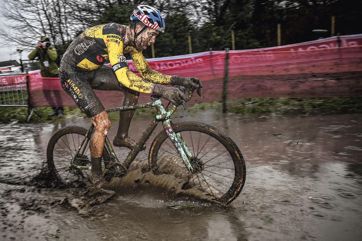 Wout van Aert dans les flaques du cross de Dendermonde où il s'est imposé cet hiver.