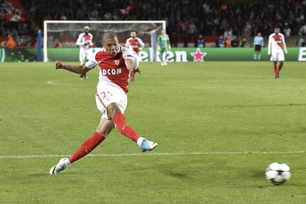Comme Thierry Henry, Kylian Mbappé est un enfant de la balle, hanté, concentré, obsédé par son sport. Les distractions, les parasitages extérieurs ne peuvent pas l'atteindre.