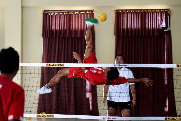 Discipline de fer pour les joueurs de sepak takraw, sport national indonésien