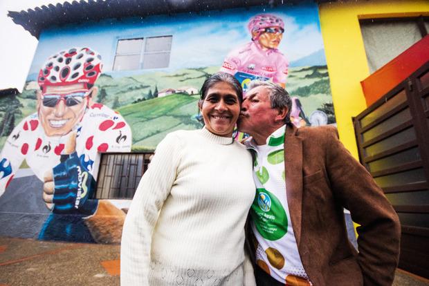 Les parents Quintana devant leur maison où une énorme fresque du fiston a été peinte.