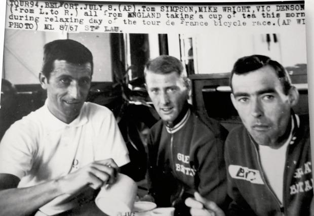 Les coéquipiers anglais Tom Simpson, Michael Wright et Vin Denson savourent une tasse de thé lors de la première journée de repos du Tour 67. Cinq jours plus tard, Tom Simpson trouvait la mort lors de l'ascension du Mont Ventoux.