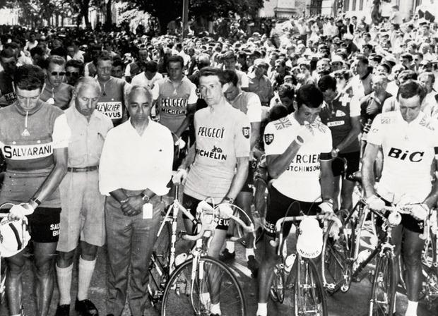 Le lendemain du décès de Tom Simpson, une minute de silence est observée par la caravane du Tour au départ de Carpentras. On reconnaît notamment Felice Gimondi, le directeur de l'Equipe Jacques Goddet, le patron du Tour Félix Lévitan, le maillot jaune Roger Pingeon et les Britanniques Barry Hoban et Vin Denson.