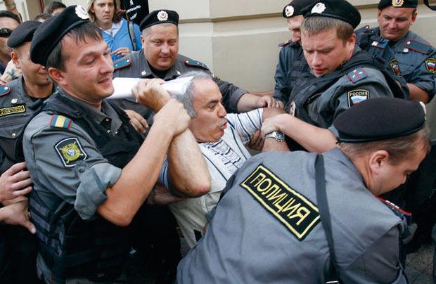 Considéré comme un opposant au régime de Vladimir Poutine, Garry Kasparov a été arrêté en 2012 sous les yeux des caméras.