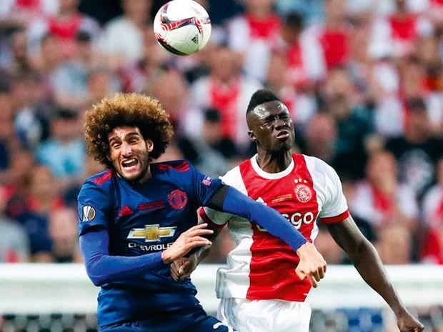 En finale de l'Europa League, l'Ajax a été terrassé par les longs ballons en direction de Marouane Fellaini.