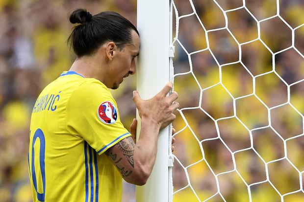 Zlatan Ibrahimovic se tapant de rage la tête sur le poteau du but.