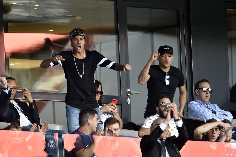 Neymar et ses proches en tribune lors de PSG - Amiens. 