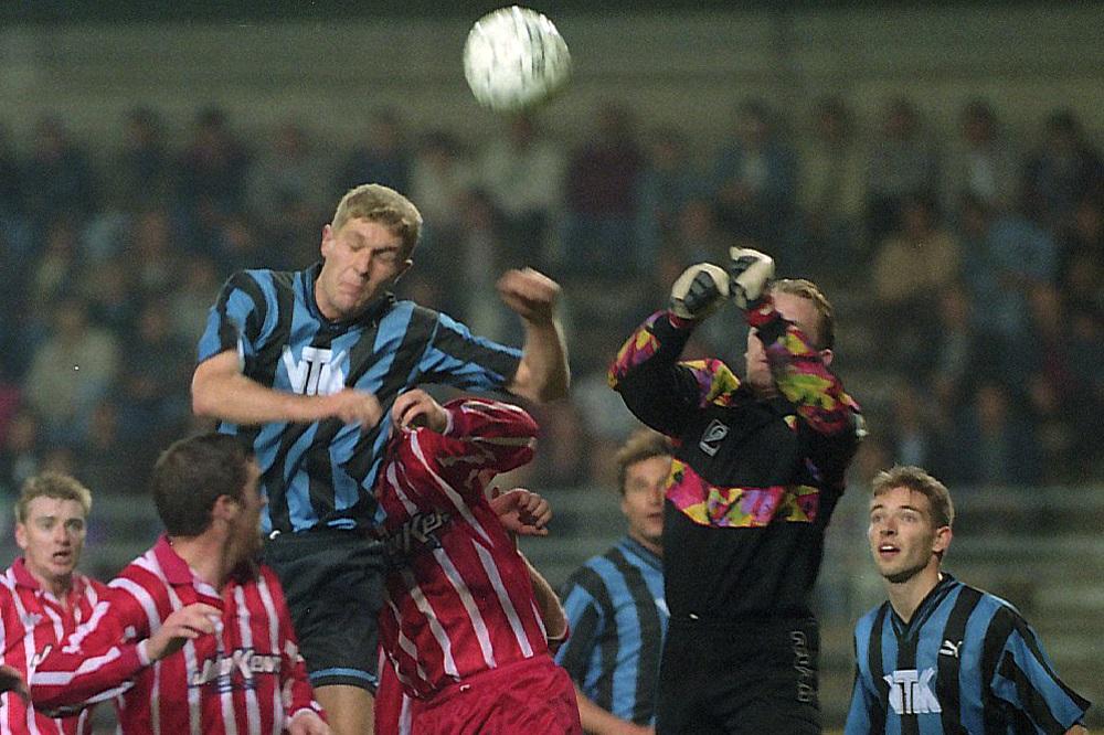 1994 : Gert Verheyen tente de dévier un ballon de la tête face aux Sligo Rovers. C'est lui qui signera à cette occasion le but de la victoire : 1-2.
