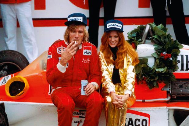 James Hunt, symbole de la F1 au cours des seventies : chope, cigarette et groupie ne sont jamais très loin.