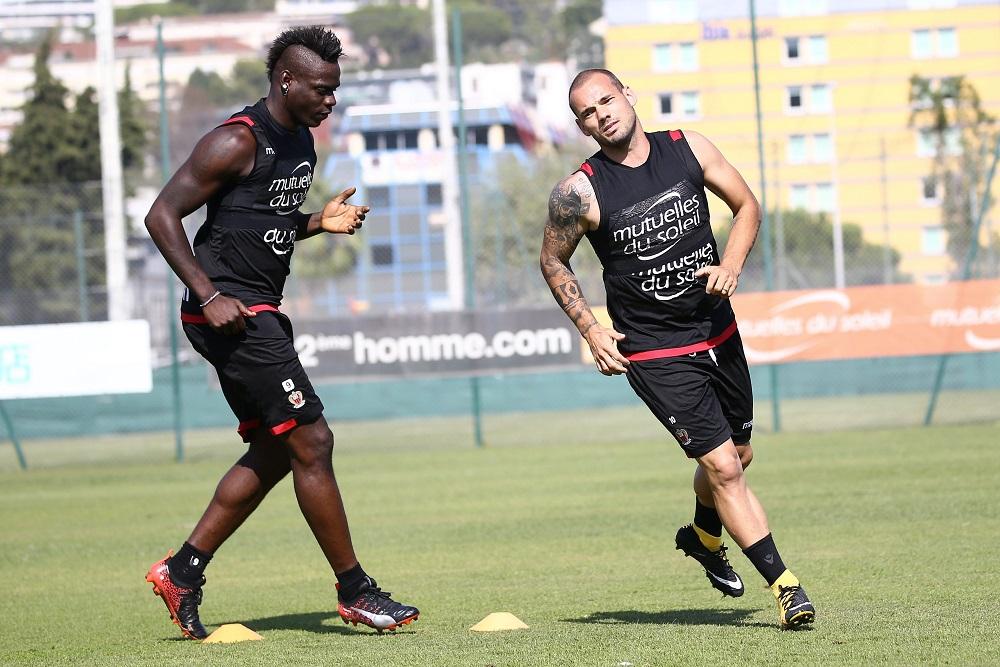 Wesley Sneijder et Mario Balotelli, les deux stars de Nice.