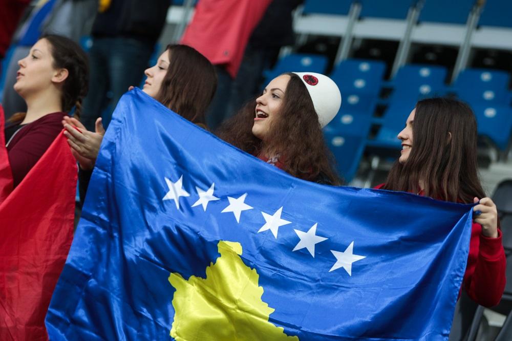 Drapeaux kosovars et albanais se cotoient en tribune.