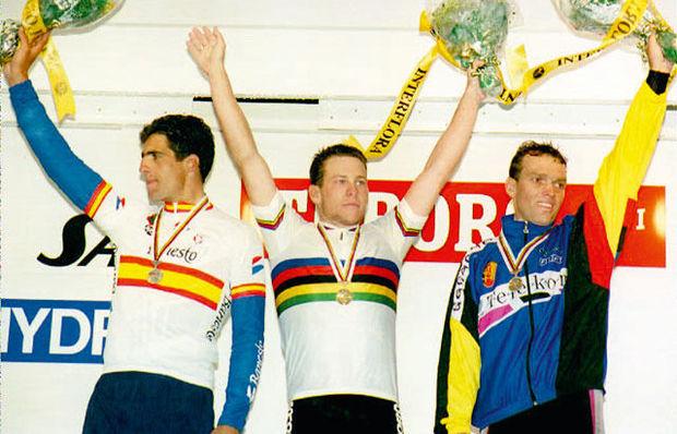 Lance Armstrong savoure sa victoire, flanqué de Miguel Indurain et Olaf Ludwig.