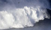 Les surfeurs de l'extrême à l'assaut des premières vagues géantes